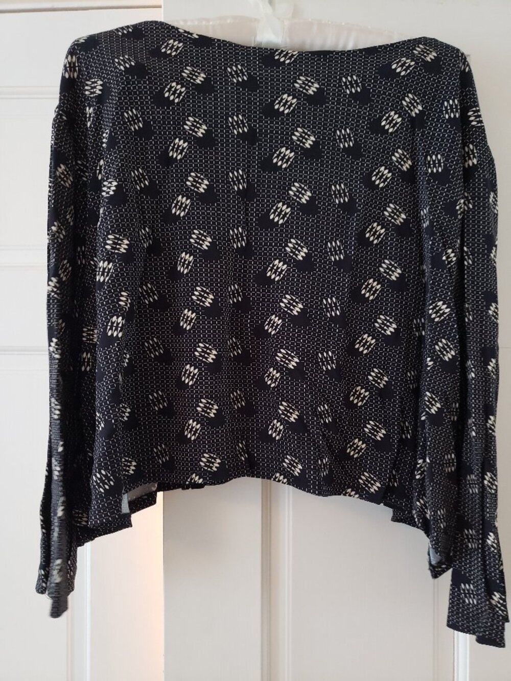 Cropped graphic top
